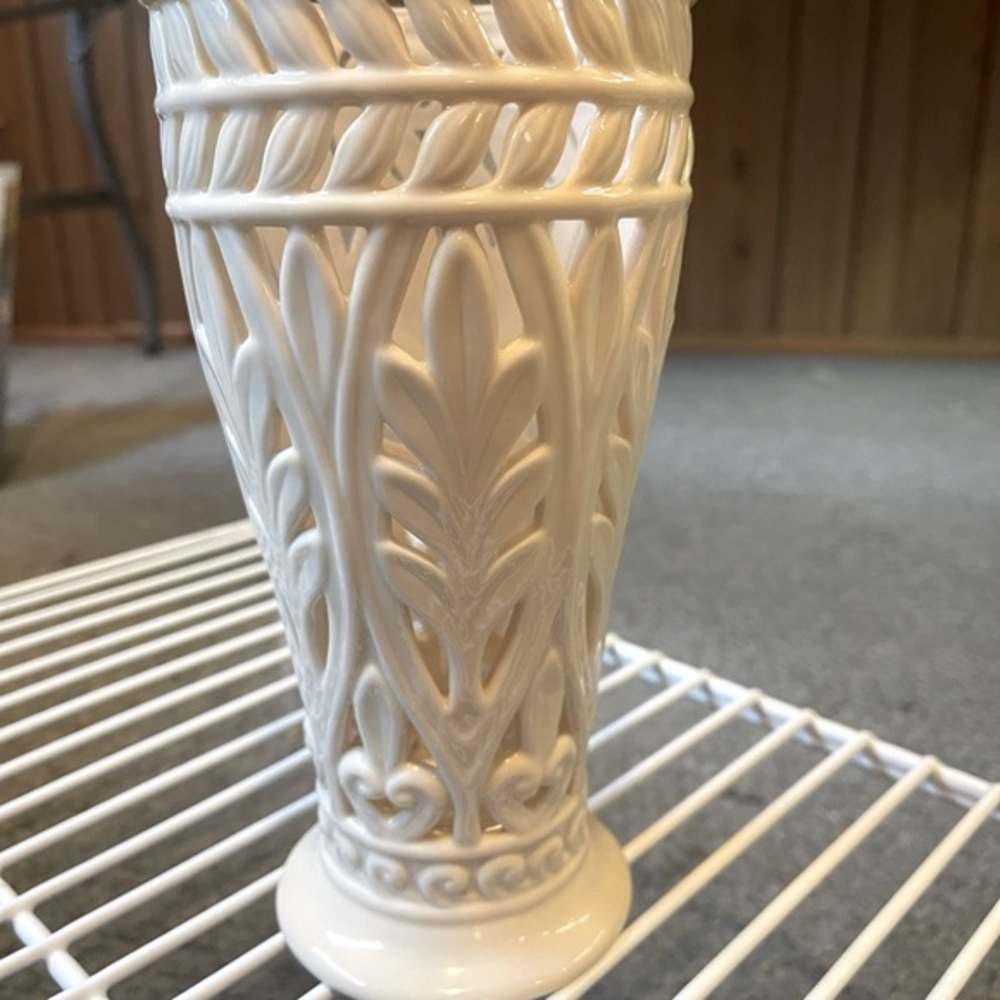 Lenox ACANTHUS Leaf White Ivory Vase Gold Trim Porcelain #LR